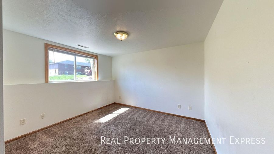 Building Photo - Prime Location 3-Bedroom Gem