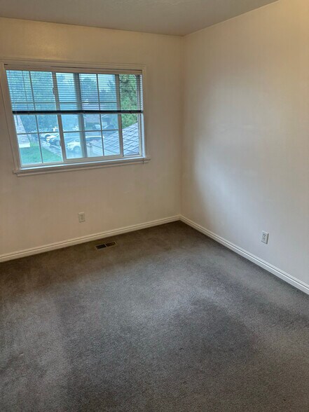 Building Photo - 988 E 900 S