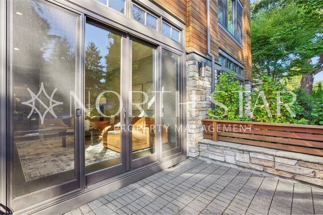 Building Photo - Luxury Living in the Heart of Lake Oswego: Stylish 3-Story Townhouse