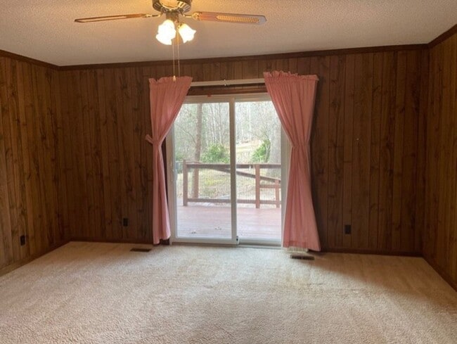 Building Photo - Lakeview Ranch Located in a Quiet Neighborhood