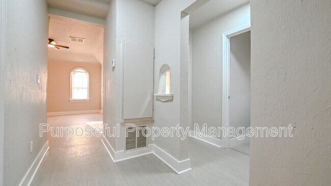 Building Photo - 2201 Glen Ellyn St