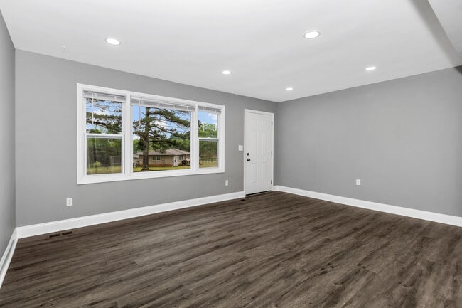Building Photo - 504 Marion Dr