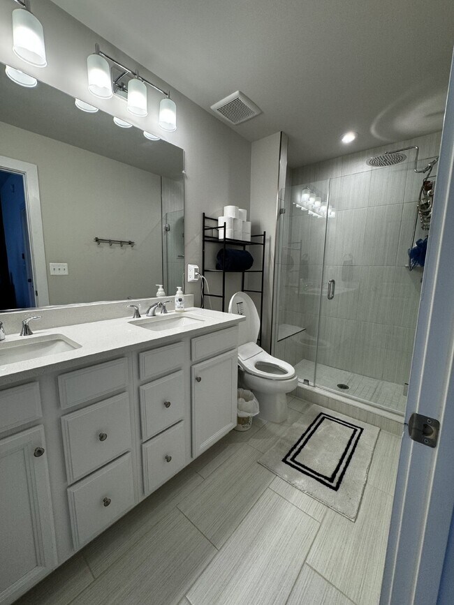 Building Photo - Luxurious 4-Bedroom Townhouse with 3.5 Bat...