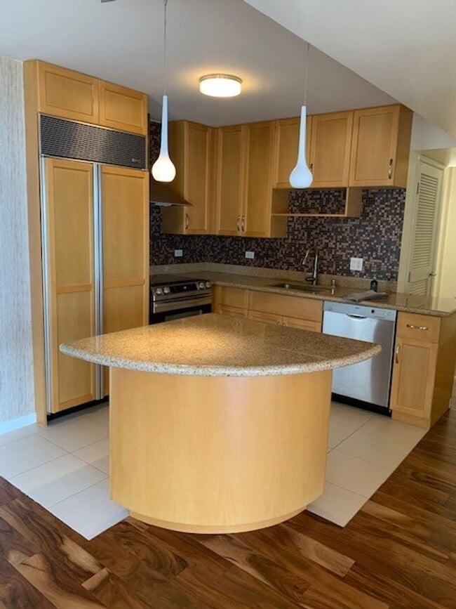 Building Photo - Moana Pacific - 2 bedroom plus den, 2 bath Condo with 2 parking - avail now!