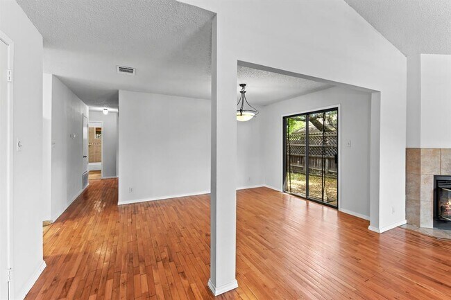 Building Photo - 607 Russet Valley Dr