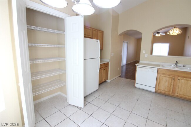 Building Photo - 6156 Pine Villa Ave