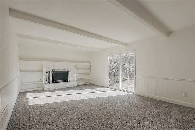 Family room - 1131 NE Oak Tree Dr