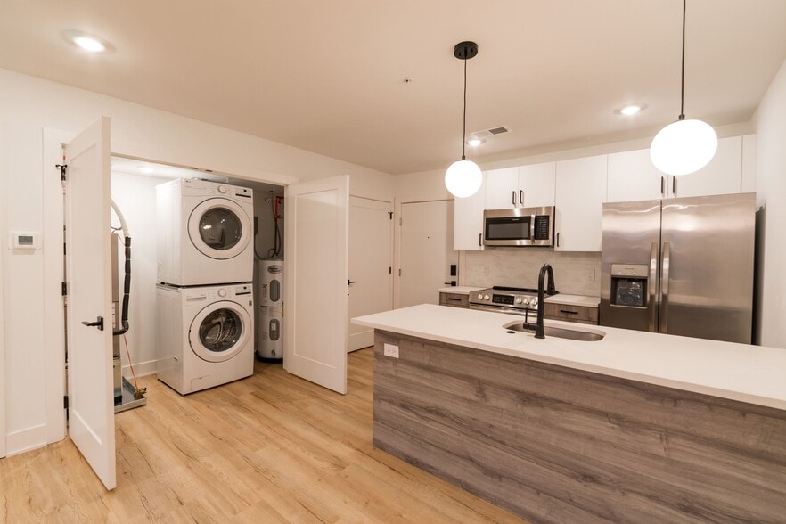 Building Photo - 629 W Girard Ave