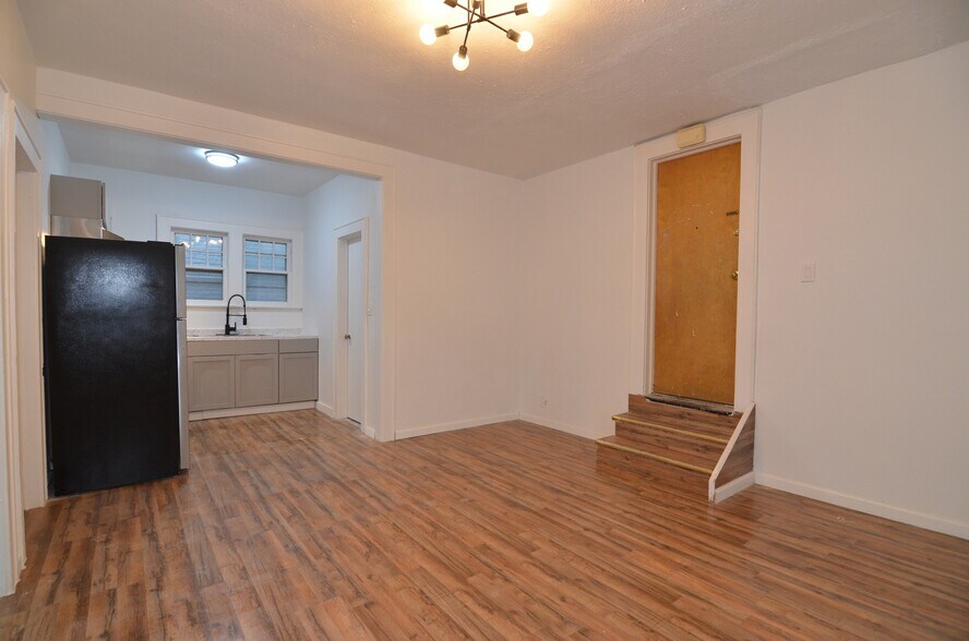 Building Photo - 12 Lake St