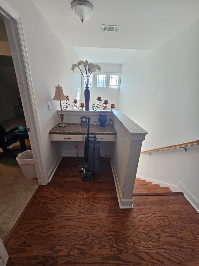 Building Photo - 3 bdrm 2.5 bath in downtown area