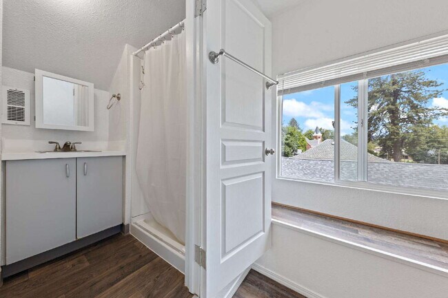 Building Photo - 2 Bedroom 2 Bathroom on College Street!