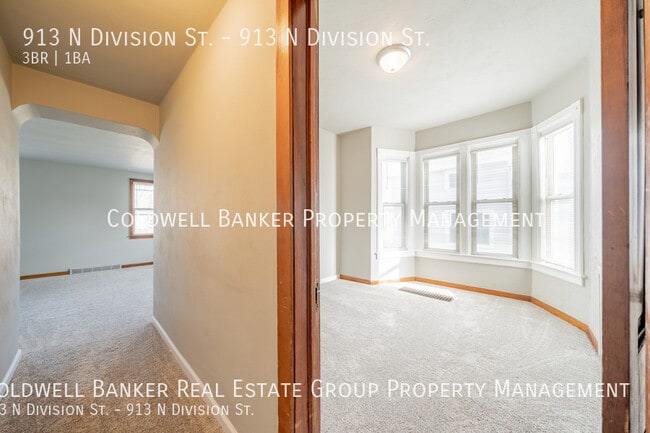 Building Photo - 913 N Division St