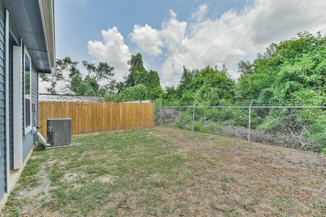 Building Photo - 7524 E Maxroy St