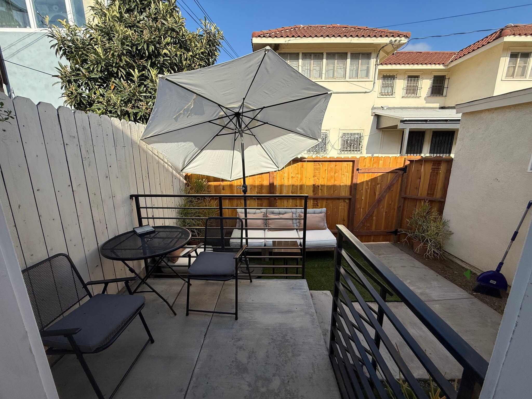 your own private fenced outdoor space - 4302 1/2 Gateway Ave
