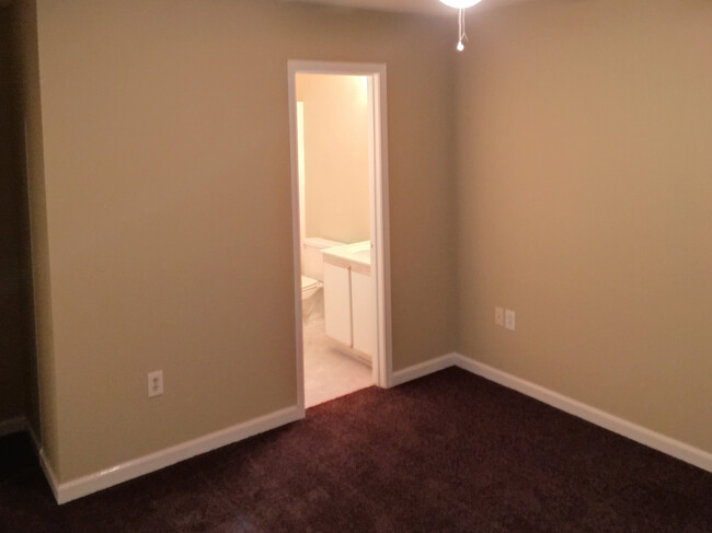 Building Photo - Claypond Village 2 Bedroom Condo