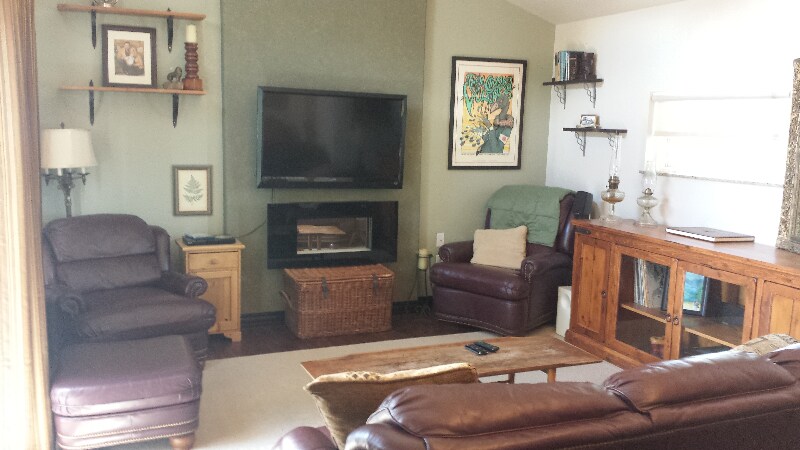 Building Photo - 375 E 13th St