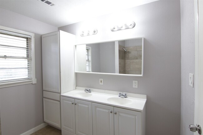 Building Photo - 7941 Longridge Dr