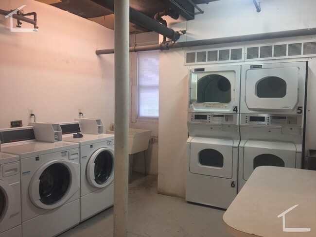 Building Photo - Large Fully Renovated Unit On Cleveland Ci...