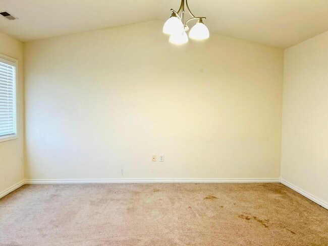 Building Photo - Spacious Townhome, Close to Fort Riley!