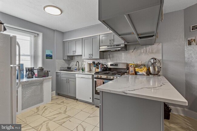 Building Photo - 158 Montgomery Ave