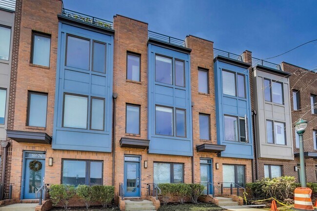 Building Photo - Stunning 3BD/3.5BA luxury 4-level townhouse in Great Location!