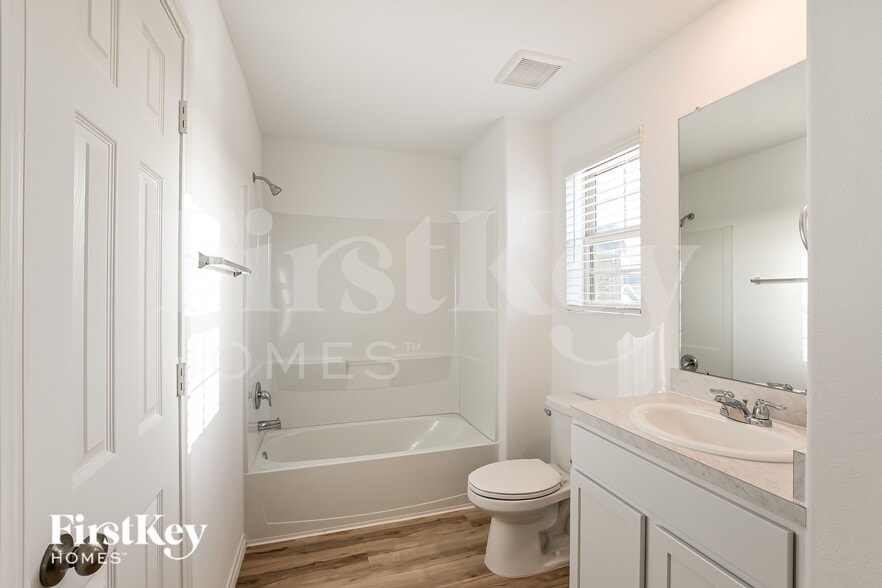 Building Photo - 302 Pickwick Gdns Ln