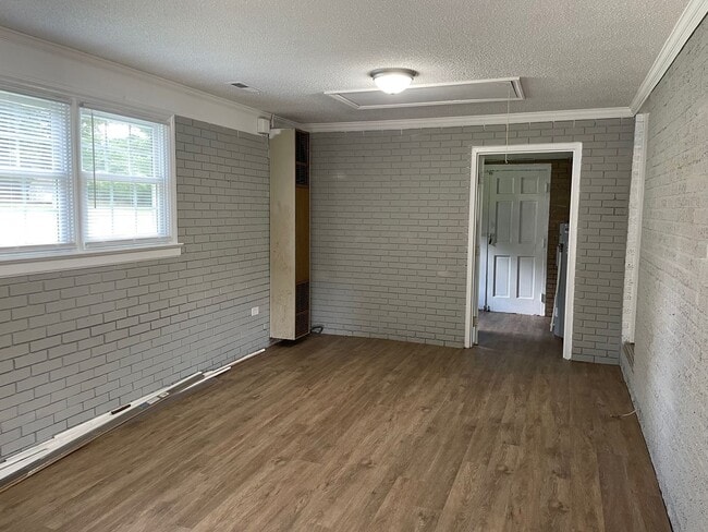 Building Photo - 3 BED, 1 BATH BRICK HOME IN RANDLEMAN!