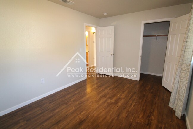 Building Photo - Updated 2bd/1ba Orangevale Duplex with Gar...