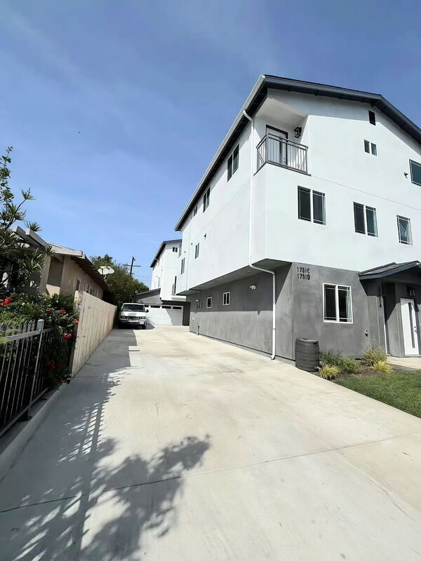 Building Photo - 1731 E 68th St