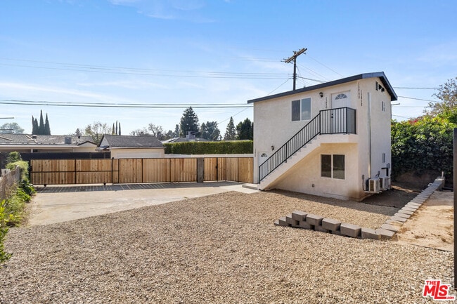 Building Photo - 15840 Chatsworth St