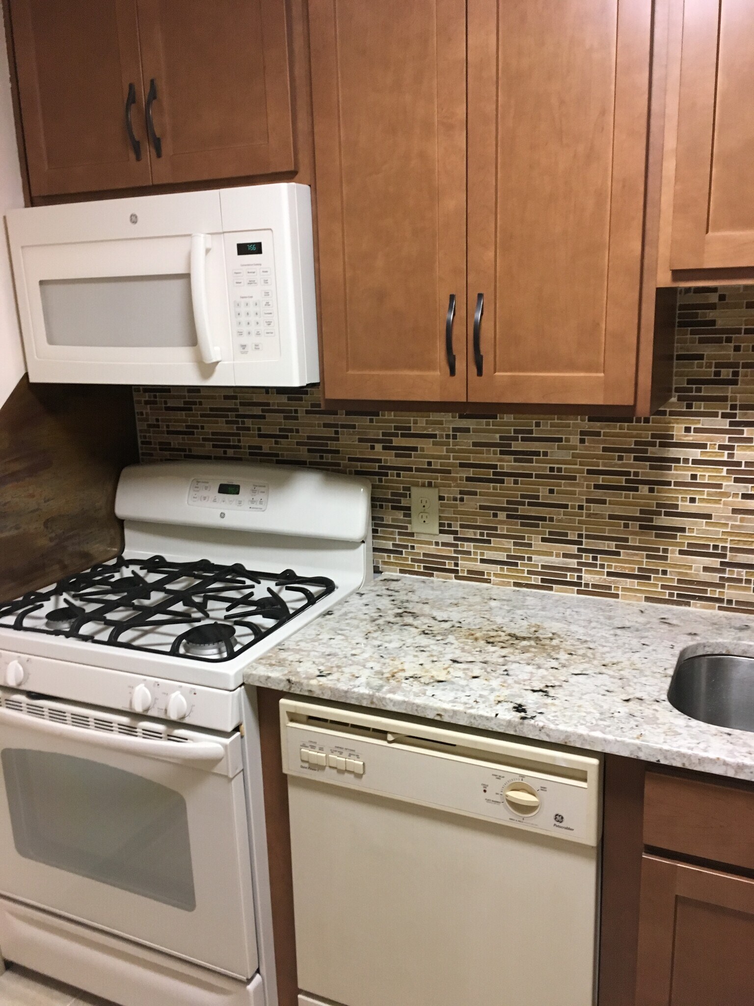 Gas stove in kitchen - 1330 New Hampshire Ave NW