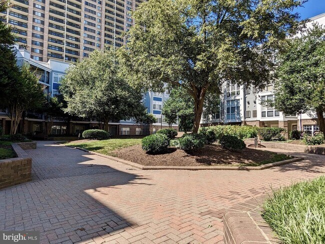 Building Photo - 5563 Seminary Rd