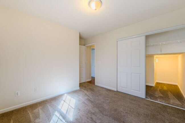 Building Photo - 263 Silver Ridge Dr