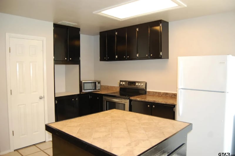 Building Photo - 16215 Carole Dr