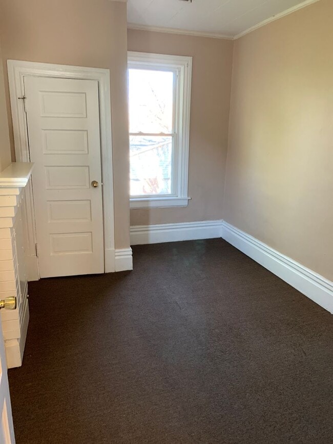 Building Photo - Large 3 Bedroom, 1.5 bath House