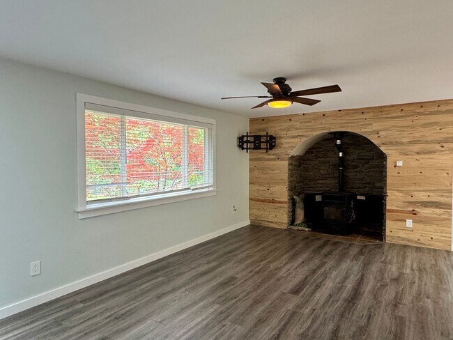 Building Photo - East Bremerton rambler with huge fenced yard...now available