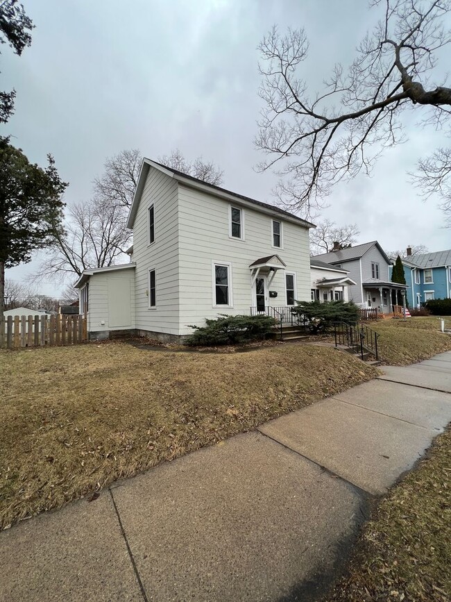 Building Photo - Large Single Family Home in Heart of La Cr...