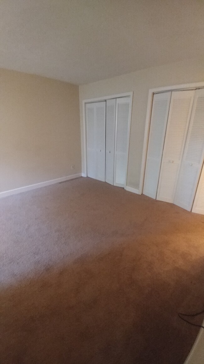 Master bedroom - 704 Old Manor Rd