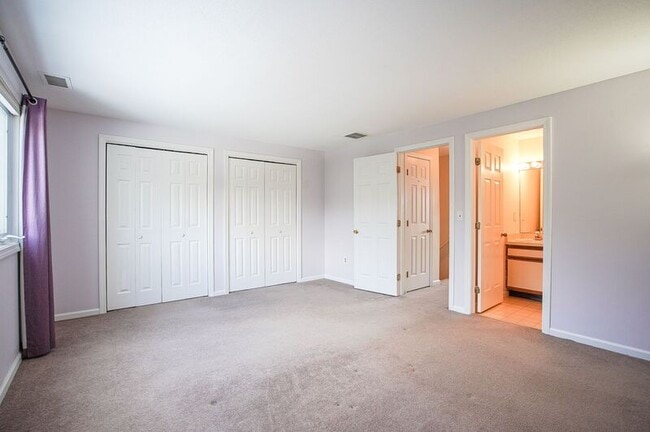 Building Photo - 10 Oak Ridge Dr