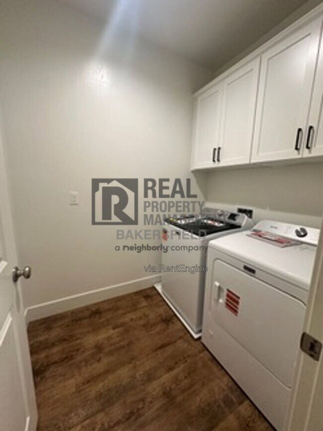 Building Photo - 823 Brookline Ln