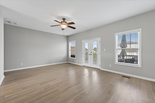 Building Photo - 3 Bedroom 3 1/2 Bath Pet Friendly Condo For Rent!