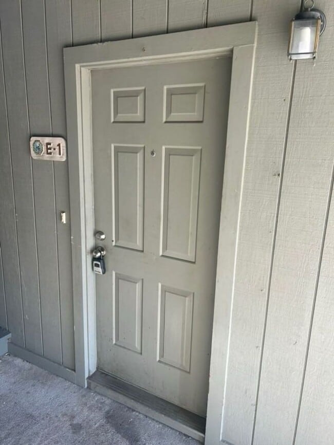 Building Photo - 4711 Cobblestone Drive, Unit E1