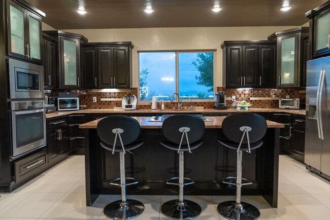 Building Photo - Stunning 4 bedroom, 2,5 bath home in West ...