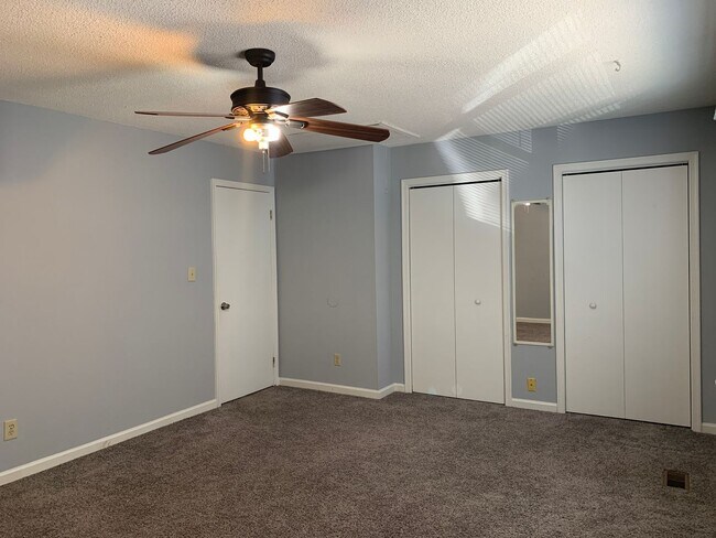 Building Photo - Renovated Townhome Near UNC, Downtown, fle...