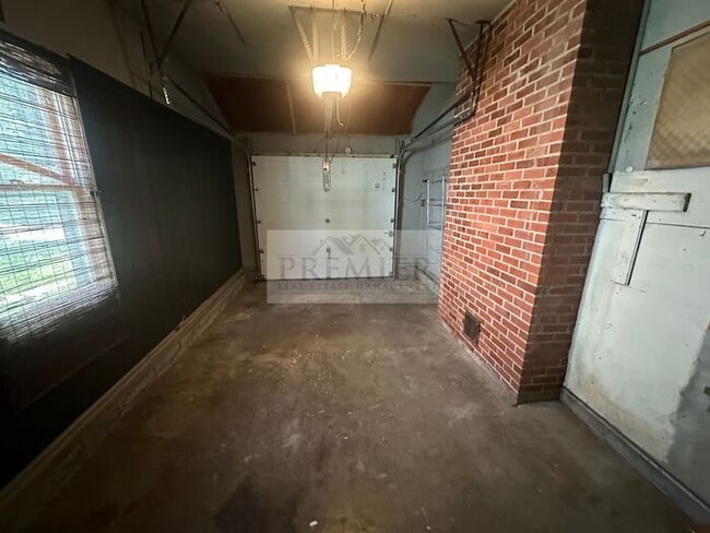 Building Photo - 8422 Cherry St