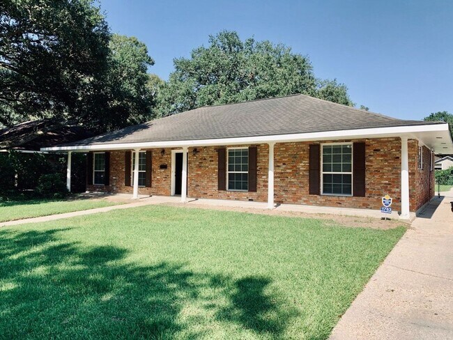 Building Photo - Immaculate home in Broadmoor