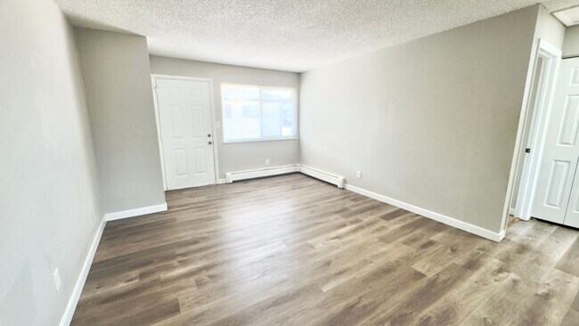 Building Photo - 2915 Straus Ln