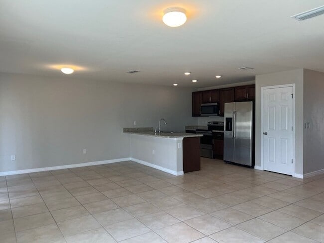 Building Photo - AVAILABLE NOW- 4 Bedroom -2 Bathrooms NE Cape Coral- Gator Circle Area