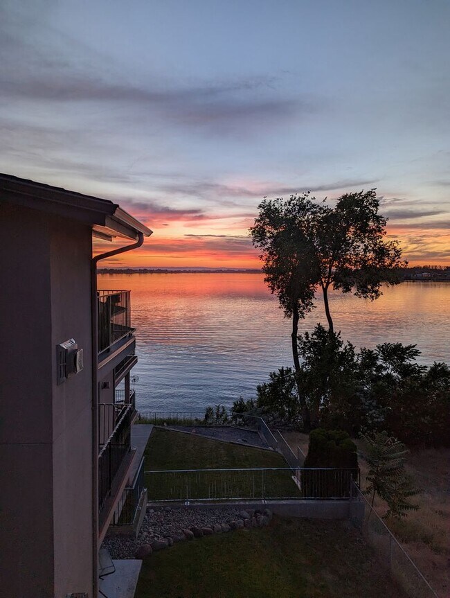 Building Photo - Sunset Shores - Condo For Rent