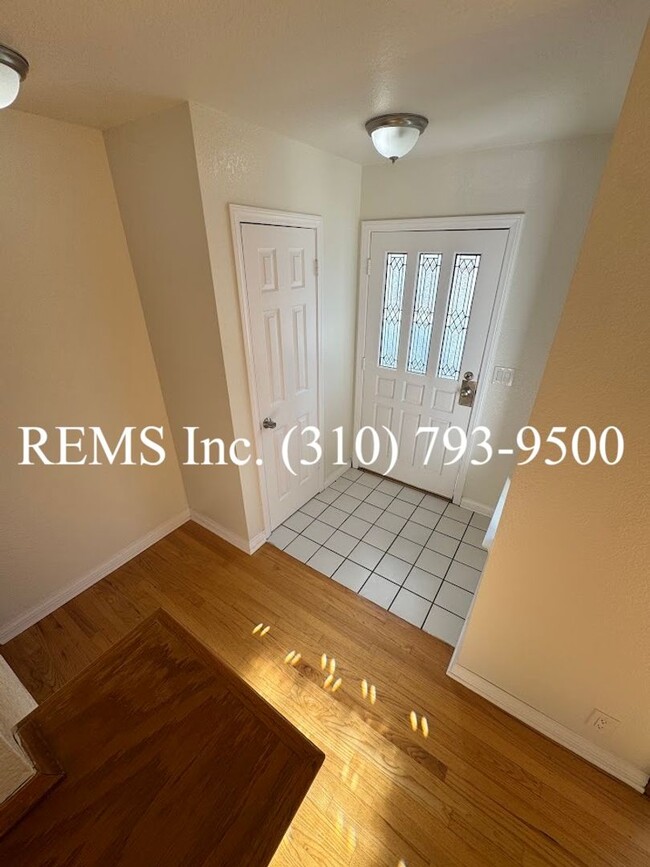 Building Photo - Spacious Townhome with Garage & Laundry in...